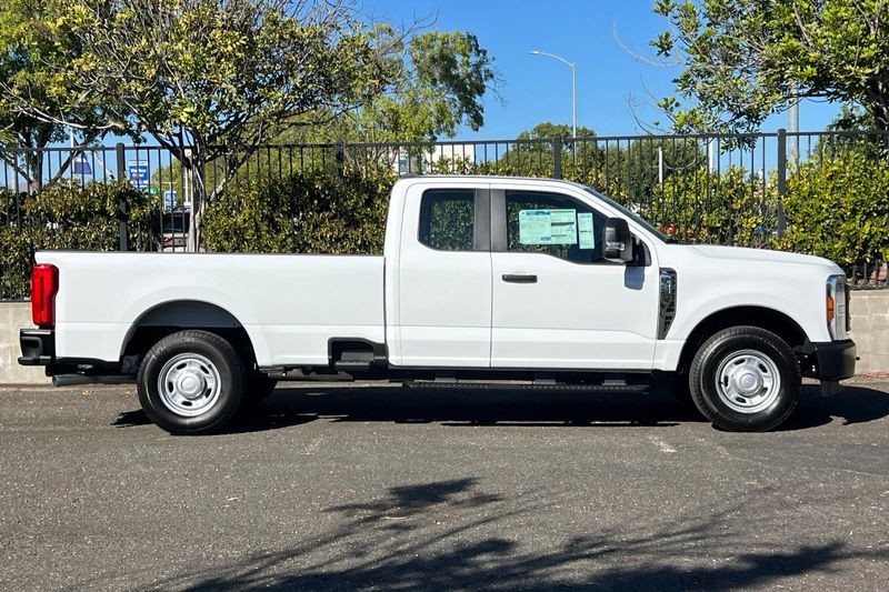 Ford F-250SD Vehicle Full-screen Gallery Image 02