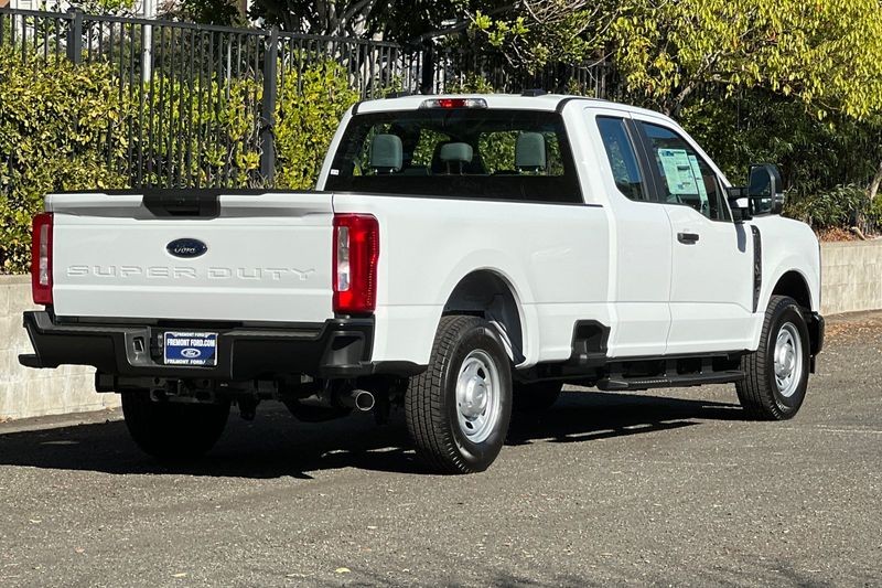 Ford F-250SD Vehicle Full-screen Gallery Image 03