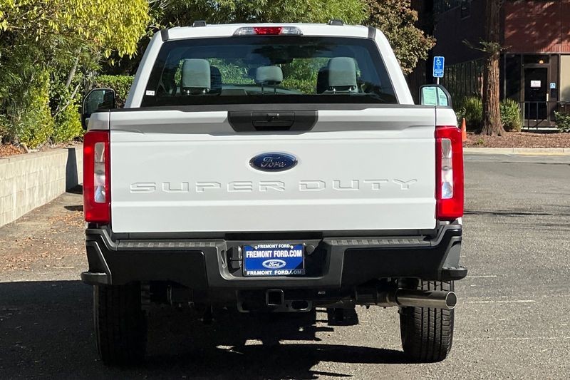 Ford F-250SD Vehicle Full-screen Gallery Image 04