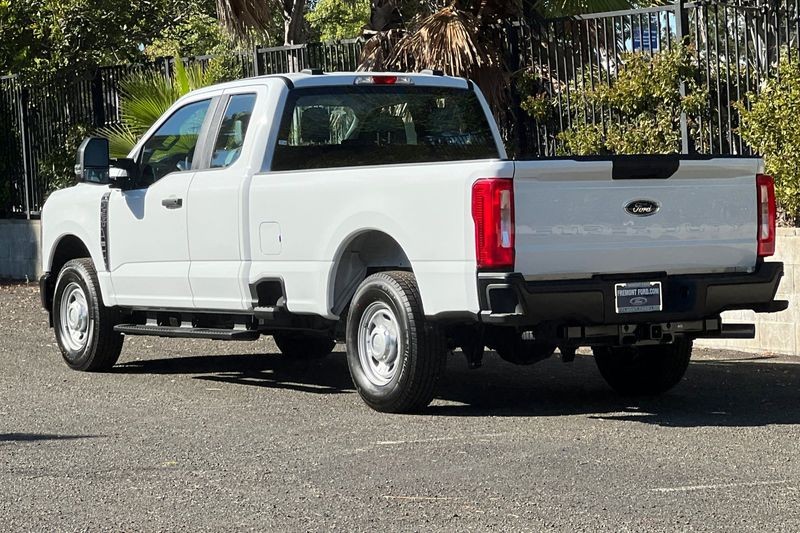 Ford F-250SD Vehicle Full-screen Gallery Image 05