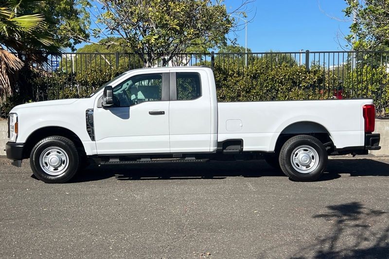 Ford F-250SD Vehicle Full-screen Gallery Image 06