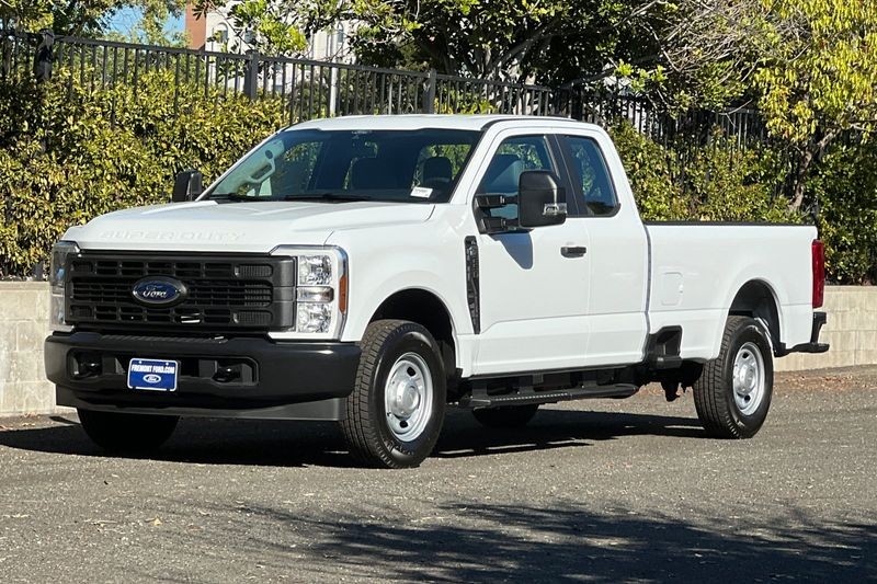 Ford F-250SD Vehicle Full-screen Gallery Image 07