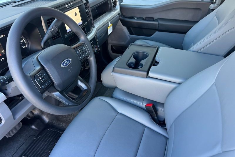 Ford F-250SD Vehicle Full-screen Gallery Image 09