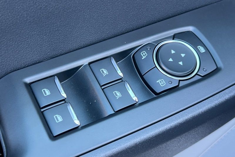 Ford F-250SD Vehicle Full-screen Gallery Image 11