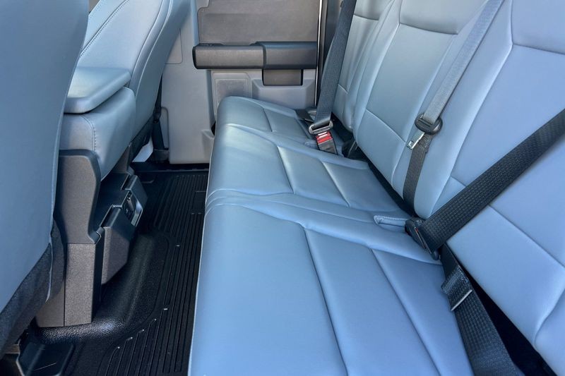 Ford F-250SD Vehicle Full-screen Gallery Image 12