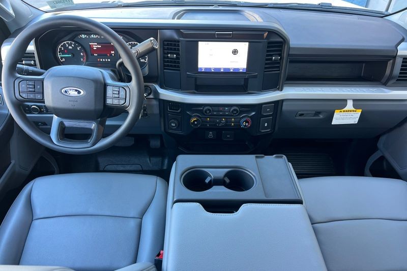 Ford F-250SD Vehicle Full-screen Gallery Image 14