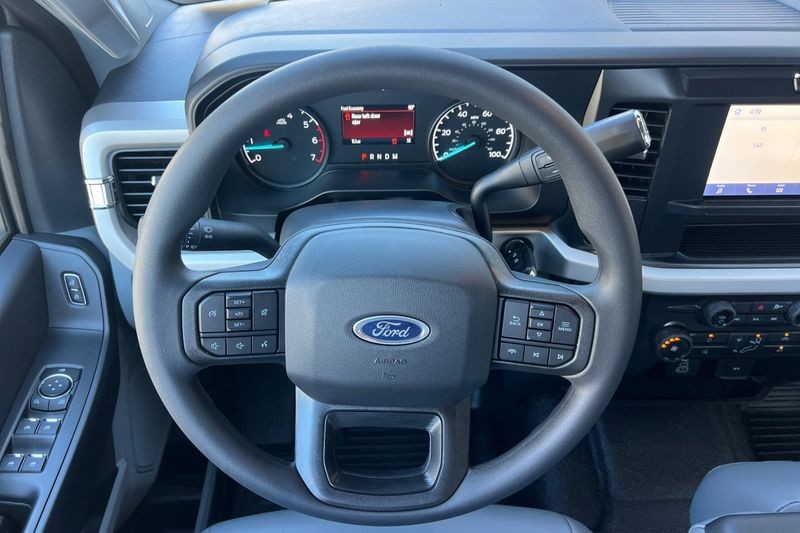 Ford F-250SD Vehicle Full-screen Gallery Image 15