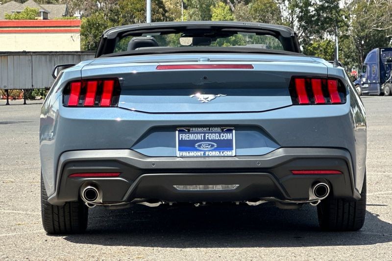 Ford Mustang Vehicle Full-screen Gallery Image 04