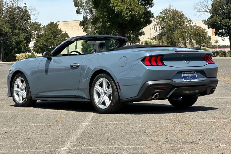 Ford Mustang Vehicle Full-screen Gallery Image 05