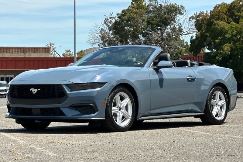Ford Mustang Vehicle Full-screen Gallery Image 07