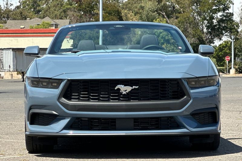 Ford Mustang Vehicle Full-screen Gallery Image 08