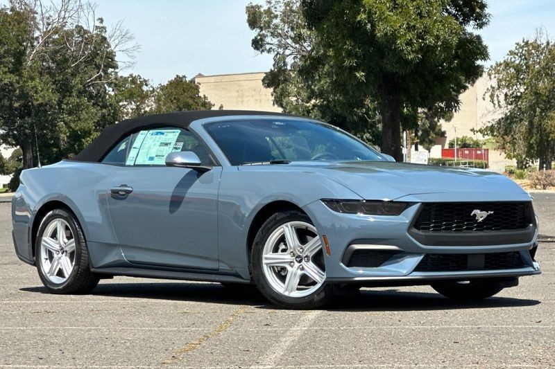 Ford Mustang Vehicle Full-screen Gallery Image 09