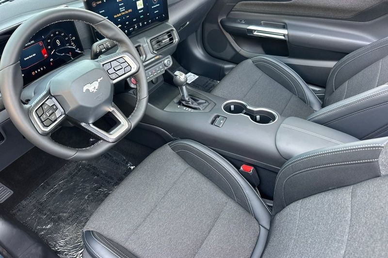 Ford Mustang Vehicle Full-screen Gallery Image 10