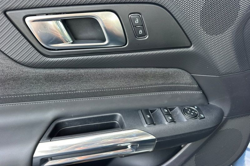 Ford Mustang Vehicle Full-screen Gallery Image 11