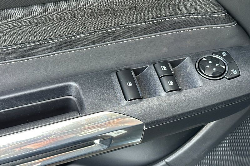 Ford Mustang Vehicle Full-screen Gallery Image 12