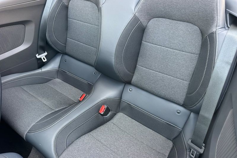 Ford Mustang Vehicle Full-screen Gallery Image 13