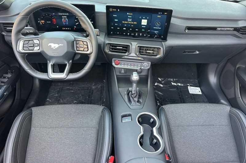 Ford Mustang Vehicle Full-screen Gallery Image 14