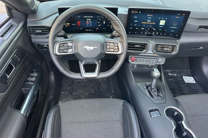 Ford Mustang Vehicle Full-screen Gallery Image 15