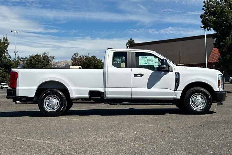 Ford F-250SD Vehicle Full-screen Gallery Image 02
