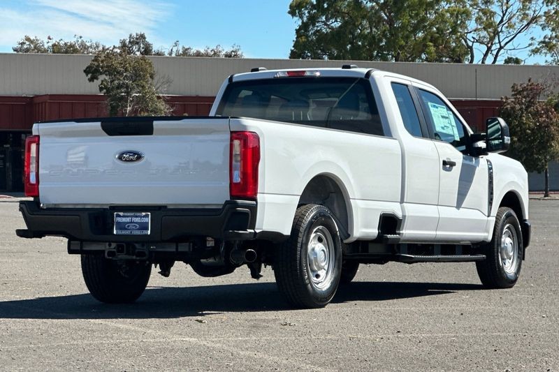Ford F-250SD Vehicle Full-screen Gallery Image 03