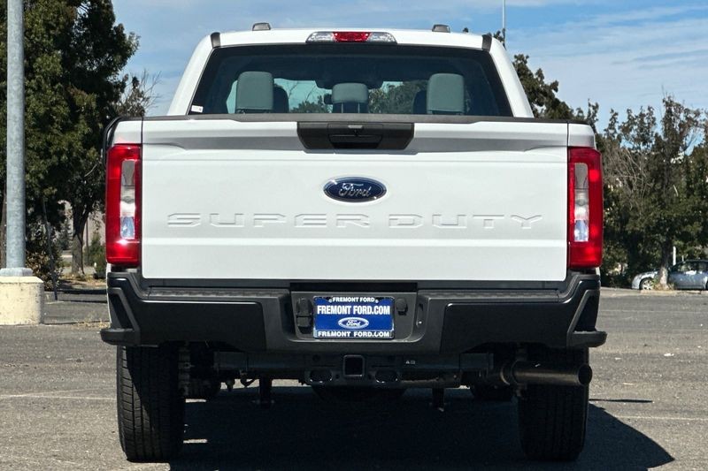 Ford F-250SD Vehicle Full-screen Gallery Image 04