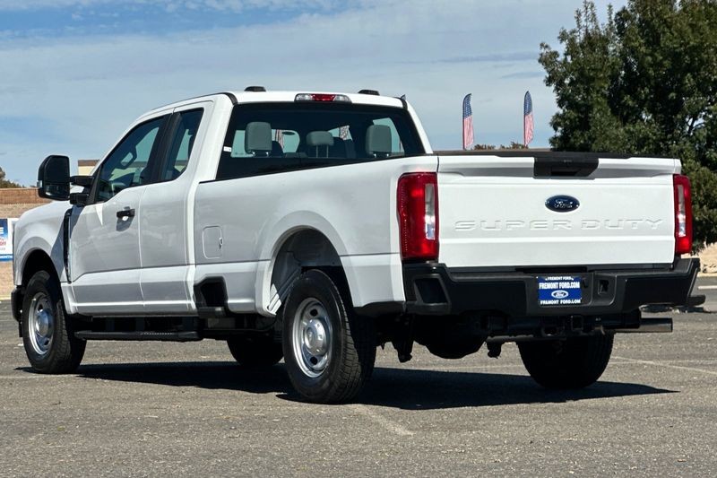 Ford F-250SD Vehicle Full-screen Gallery Image 05