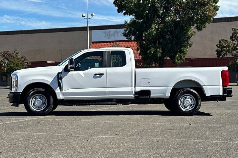 Ford F-250SD Vehicle Full-screen Gallery Image 06