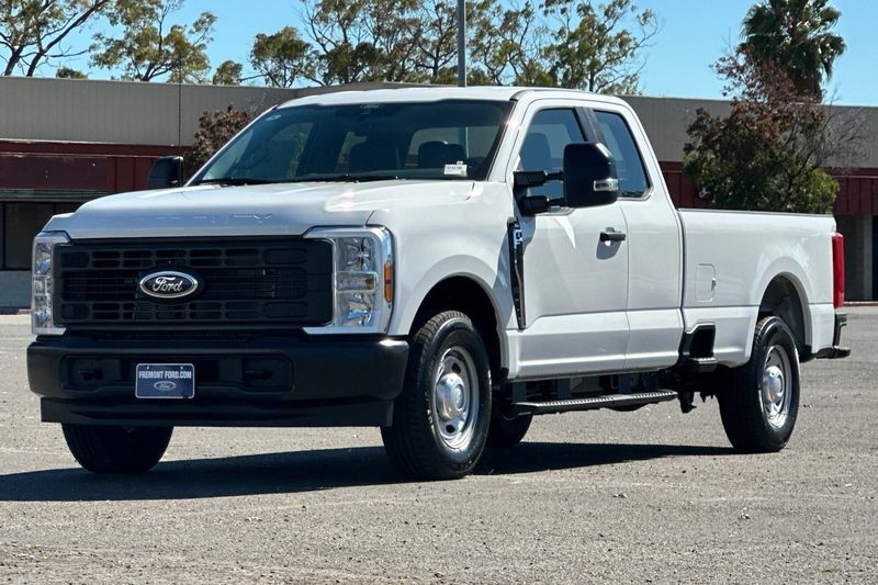 Ford F-250SD Vehicle Full-screen Gallery Image 07