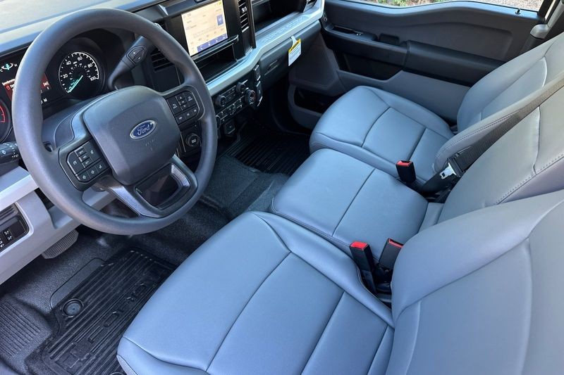 Ford F-250SD Vehicle Full-screen Gallery Image 09