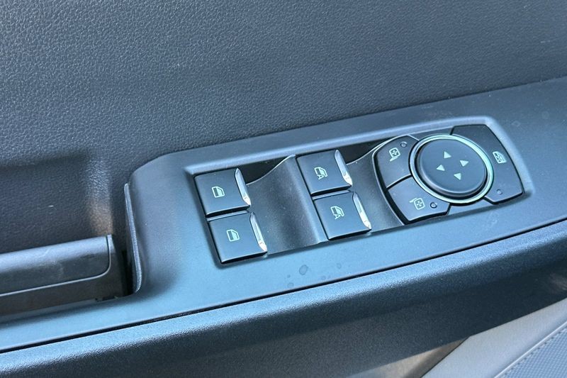 Ford F-250SD Vehicle Full-screen Gallery Image 11