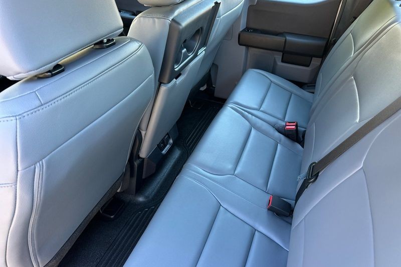Ford F-250SD Vehicle Full-screen Gallery Image 12