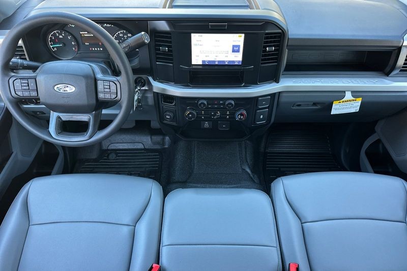 Ford F-250SD Vehicle Full-screen Gallery Image 14
