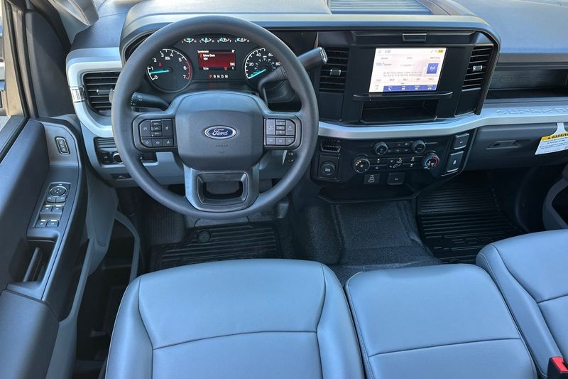 Ford F-250SD Vehicle Full-screen Gallery Image 15
