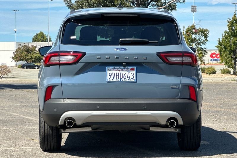 Ford Escape Plug-In Hybrid Vehicle Full-screen Gallery Image 04
