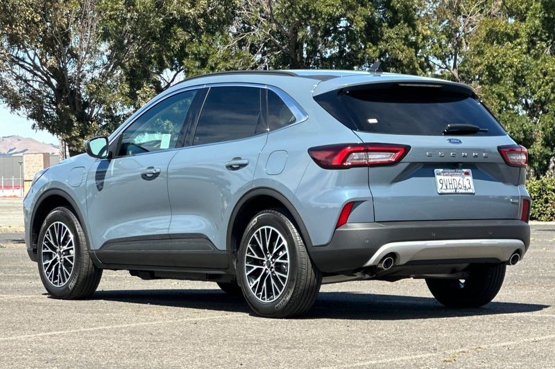 Ford Escape Plug-In Hybrid Vehicle Full-screen Gallery Image 05