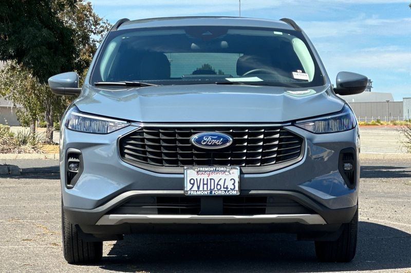 Ford Escape Plug-In Hybrid Vehicle Full-screen Gallery Image 09
