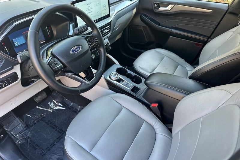 Ford Escape Plug-In Hybrid Vehicle Full-screen Gallery Image 10