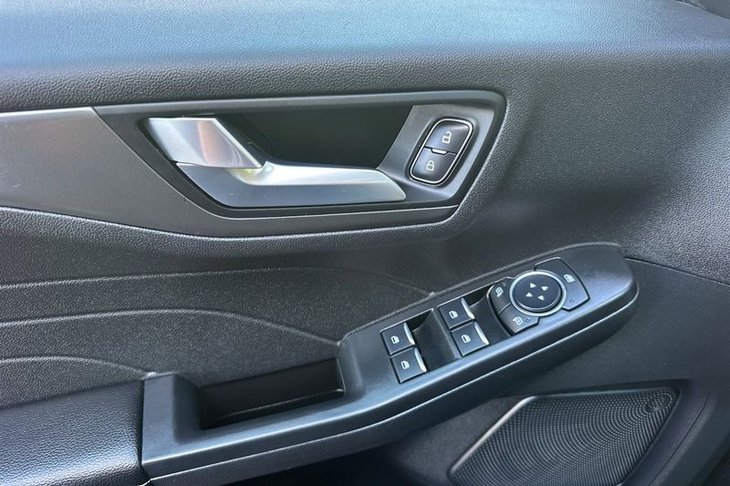 Ford Escape Plug-In Hybrid Vehicle Full-screen Gallery Image 11