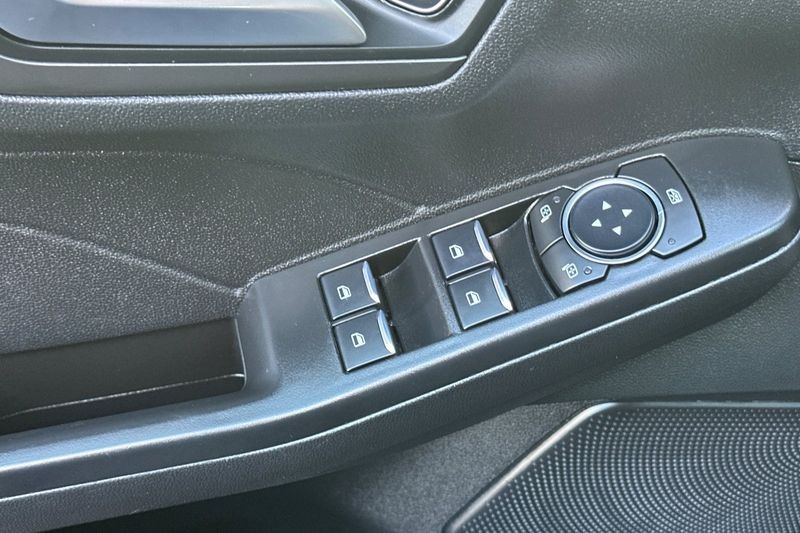 Ford Escape Plug-In Hybrid Vehicle Full-screen Gallery Image 12