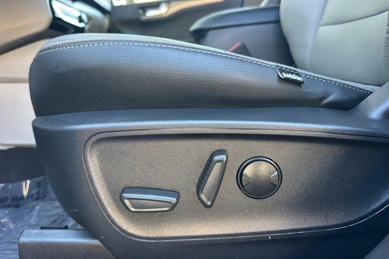 Ford Escape Plug-In Hybrid Vehicle Full-screen Gallery Image 13