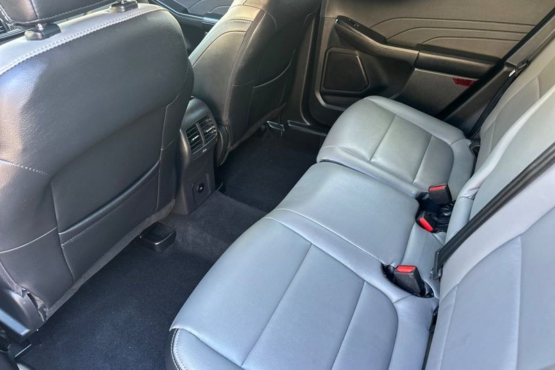 Ford Escape Plug-In Hybrid Vehicle Full-screen Gallery Image 14