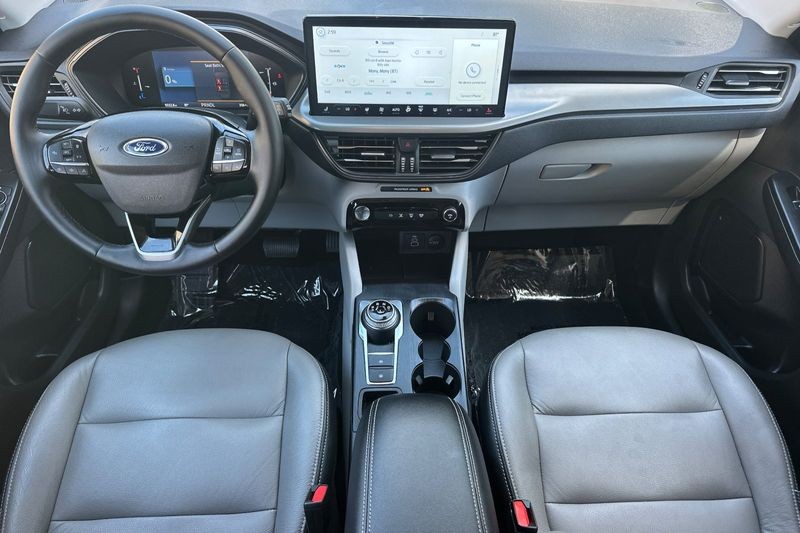 Ford Escape Plug-In Hybrid Vehicle Full-screen Gallery Image 15