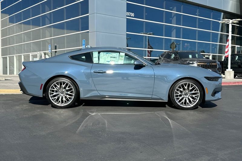 Ford Mustang Vehicle Full-screen Gallery Image 02