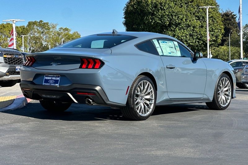 Ford Mustang Vehicle Full-screen Gallery Image 03