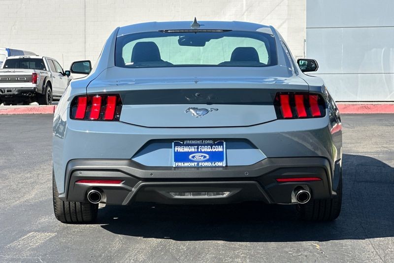 Ford Mustang Vehicle Full-screen Gallery Image 04