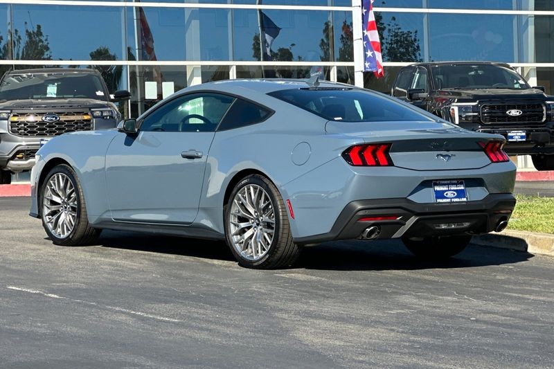 Ford Mustang Vehicle Full-screen Gallery Image 05
