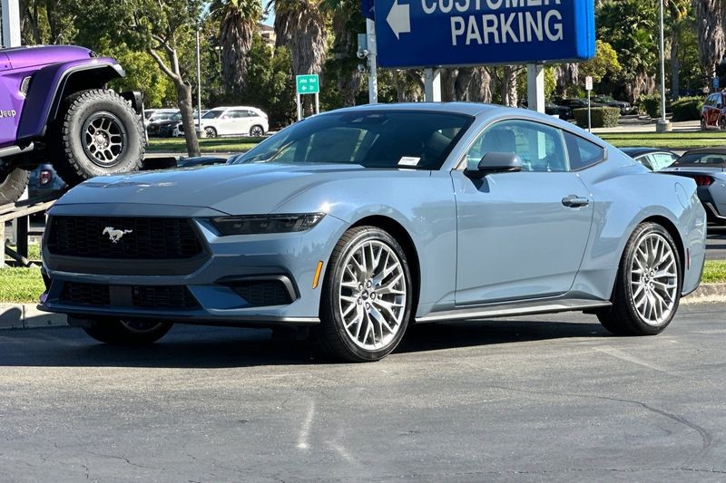 Ford Mustang Vehicle Full-screen Gallery Image 07