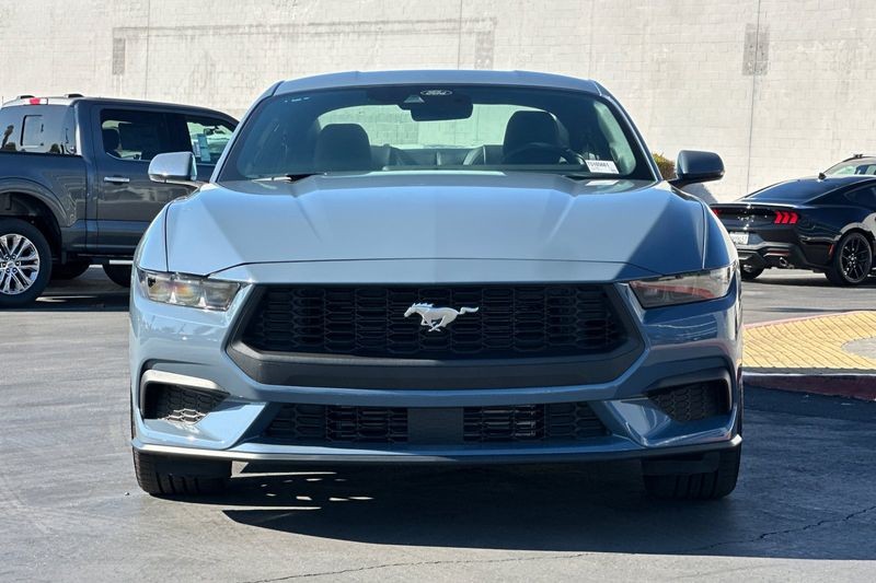 Ford Mustang Vehicle Full-screen Gallery Image 08