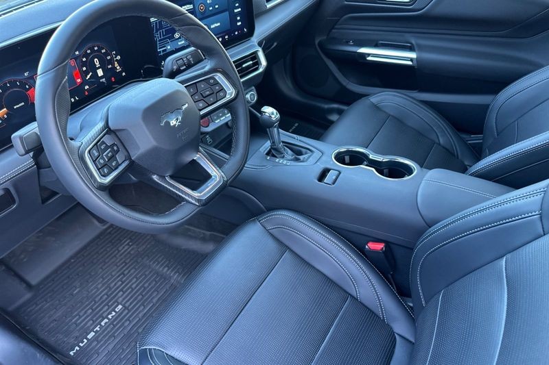Ford Mustang Vehicle Full-screen Gallery Image 09