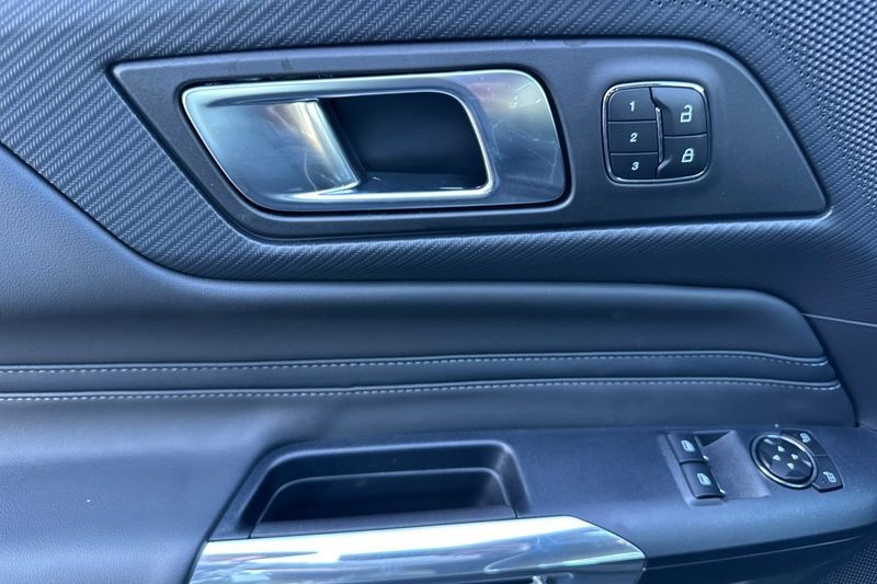 Ford Mustang Vehicle Full-screen Gallery Image 10